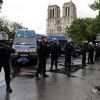 Теракт в Париже. Туристы оказались запертыми в Нотр-Дам-де-Пари из-за стрельбы у собора (Французская полиция возле собора Нотр-Дам в Париже, Франция. 6 июня 2017) Французская полиция …