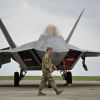 F-22 может сражаться только под кондиционером, а Су-57 не боится ни ветра, ни солнца? (Два истребителя ВВС США F-22 Раптор прибыли на авиабазу Михаил Когэлничану в Румынии | © AP Photo, A…) Два истребителя ВВС …