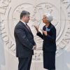 Кредиторы Украины дерутся за право первыми ее раздеть (Президент Украины Петр Порошенко и глава МВФ Кристин Лагард. Архивное фото) Президент Украины Пе…