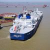 Россия замещает Америку на китайских рынках (Российский танкер Владимир Русанов со сжиженным природным газом в порту города Наньтун, КНР) Российский танкер Вл…