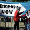 Британия может потерять Шотландию, Уэльс и Северную Ирландию (Сторонник Brexit беседует с его противниками в Лондоне. 2 сентября 2019 | © REUTERS / Henry Nicholls) Сторонник Brexit бес…