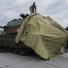 О новом российском танке 'Армата': каков он против M-1 Abrams? (NI) (Сотрудники снимают тент с 152-миллиметровой самоходной артиллерийской установки Коалиция-СВ | © РИА …) Сотрудники снимают т…