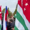 В Абхазии произошла попытка захвата гостелерадиокомпании (Фото: скриншот видео с telegram-канала Раньше всех. Ну почти. / t.me/bbbreaking) Фото: скриншот видео…