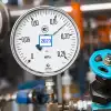 Поверка манометров на производстве: основные правила, требования и особенности метрологической практики (Неточные показания прибора могут привести к серьезным последствиям) Неточные показания п…
