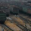 Донбасс начал поставлять уголь в Россию (Вагоны с углем на железной дороге. Архивное фото) Вагоны с углем на же…