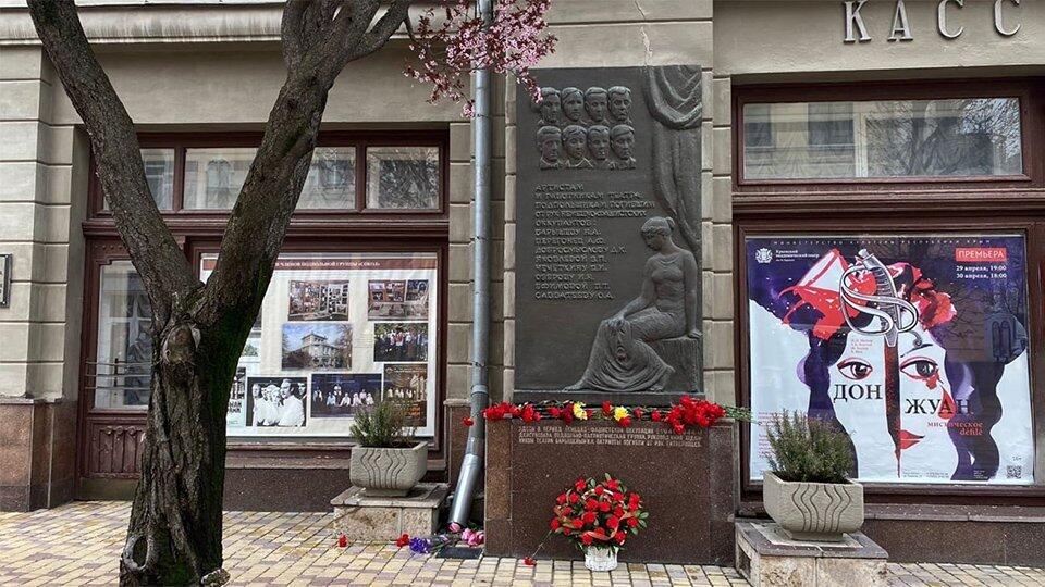 Барельеф актеров-героев на стене крымского театра.