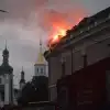 Третий удар возмездия: Киев в дыму и огне, 30 ракет, десятки 'Гераней' накрыли город двумя волнами (На фото: пожар на территории Киево-Печерской Лавры в Киеве. (Фото: МЧС Украины)) На фото: пожар на те…