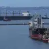 Дыры в блокаде: Одесса продолжает принимать суда, хотя по ним бьют в режиме нон-стоп. И дело не в 'Геранях' (Фото: AP/TASS) Фото: AP/TASS