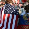 'Они опять супердержава'. Россия победила США в информационной войне (Молодые люди в национальных флагах США и России. Архивное фото) Молодые люди в нацио…