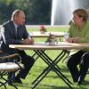 В беседе Меркель и Путина звучат прагматичные ноты (Президент РФ Владимир Путин и федеральный канцлер ФРГ Ангела Меркель во время встречи в резиденции п…) Президент РФ Владими…