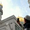 'Вам пальцы не жалко?' Москва отметила Курбан-байрам по-сирийски (Мусульманин фотографирует Московскую соборную мечеть в день Курбан-байрама. 21 августа 2018) Мусульманин фотограф…