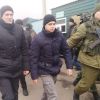 Очевидцы обмена пленными между Украиной и Донбассом раскрыли детали (Очевидцы обмена пленными между Украиной и Донбассом раскрыли детали) Очевидцы обмена плен…