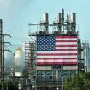 Американские эксперты раскрыли подготовку атаки на США (Флаг США на нефтяном месторождении Уилмингтон, Калифорния | © AFP 2020 / Frederic J. Brown) Флаг США на нефтяном…