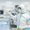 Доказано COVID-19: в медицине государство эффективней бизнеса (Врач в костюме биозащиты в палате перепрофилированного корпуса центра им М.И. Сеченова для лечения п…) Врач в костюме биоза…